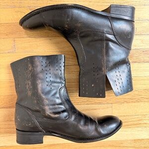 🖤 Vintage 90s Leather Distressed Look Perforated Ankle Boots